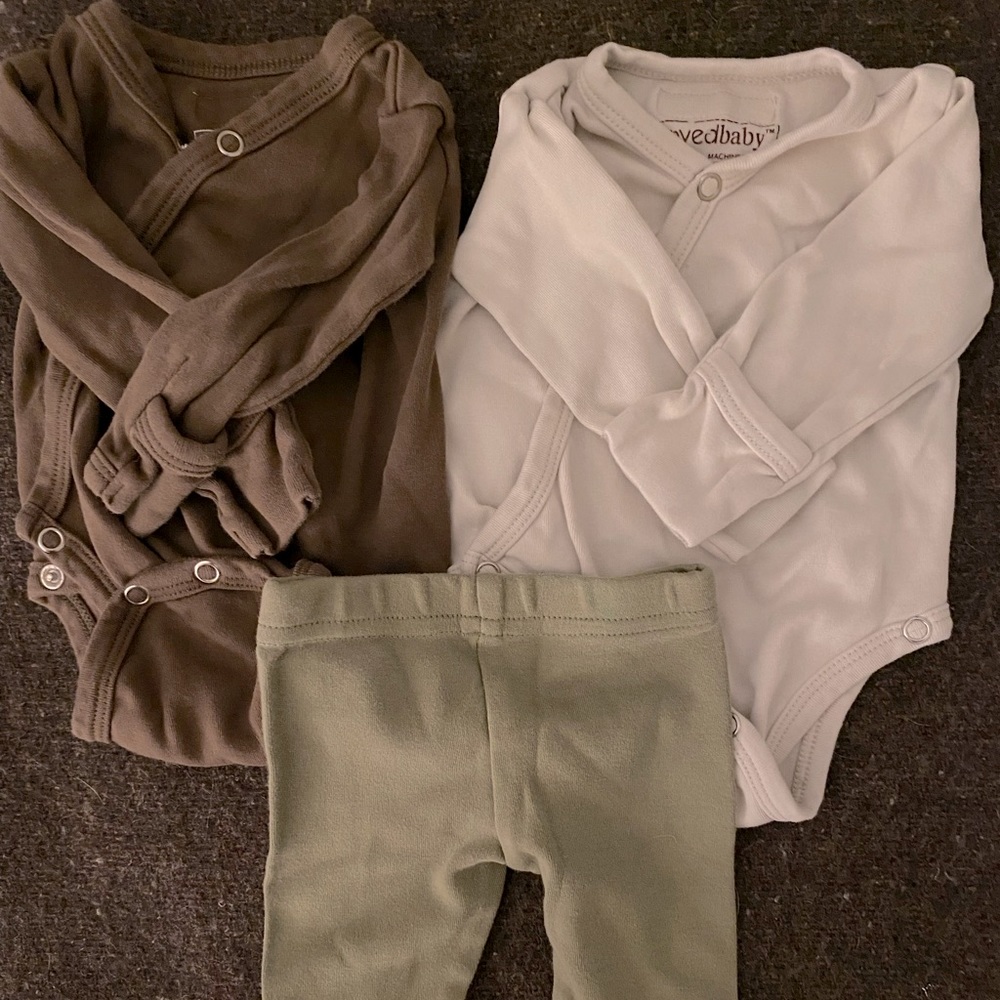 Set of 2 Lovedbaby onesies and pair of leggings